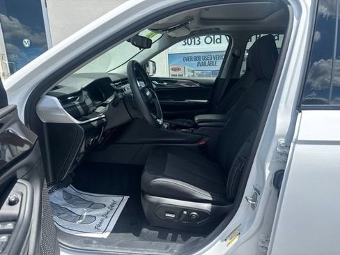 Used 2023 Jeep Grand Cherokee Laredo w/ Luxury Tech Group I AWD/4WD image 9