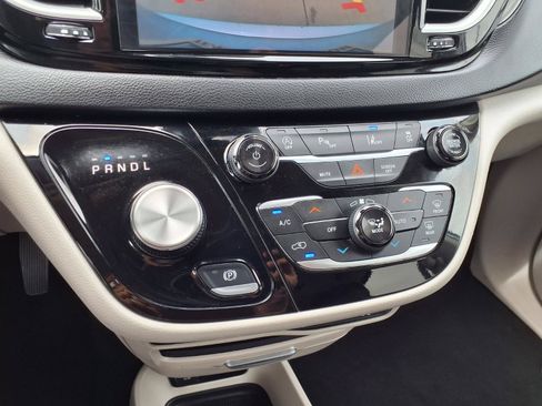 Used 2024 Chrysler Pacifica Touring-L FWD image 20