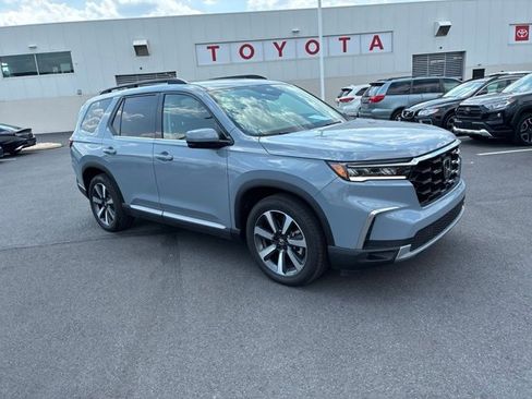 Used 2025 Honda Pilot Touring image 3