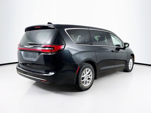 Used 2023 Chrysler Pacifica Touring-L FWD image 31