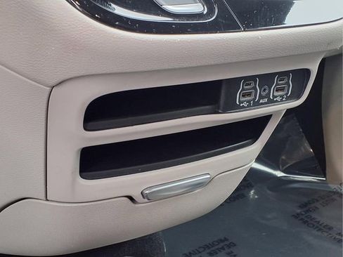 Used 2023 Chrysler Pacifica Touring-L FWD image 10