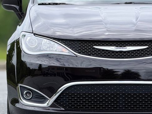 Used 2017 Chrysler Pacifica Touring-L FWD image 14
