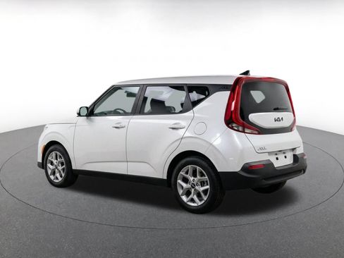Used 2025 Kia Soul LX w/ LX Technology Package FWD image 7