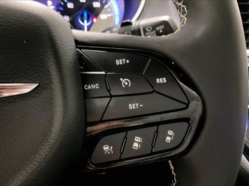 Used 2025 Chrysler Pacifica Limited FWD image 19