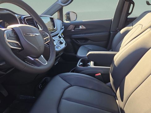 New 2026 Chrysler Pacifica Select image 20