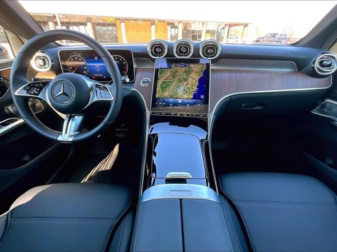 Used 2025 Mercedes-Benz GLC 300 4MATIC image 16
