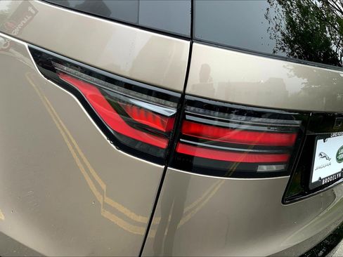 New 2025 Land Rover Discovery Dynamic SE image 14