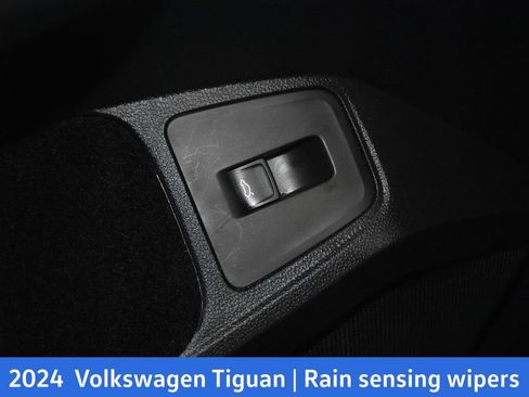 Used 2024 Volkswagen Tiguan SE image 25