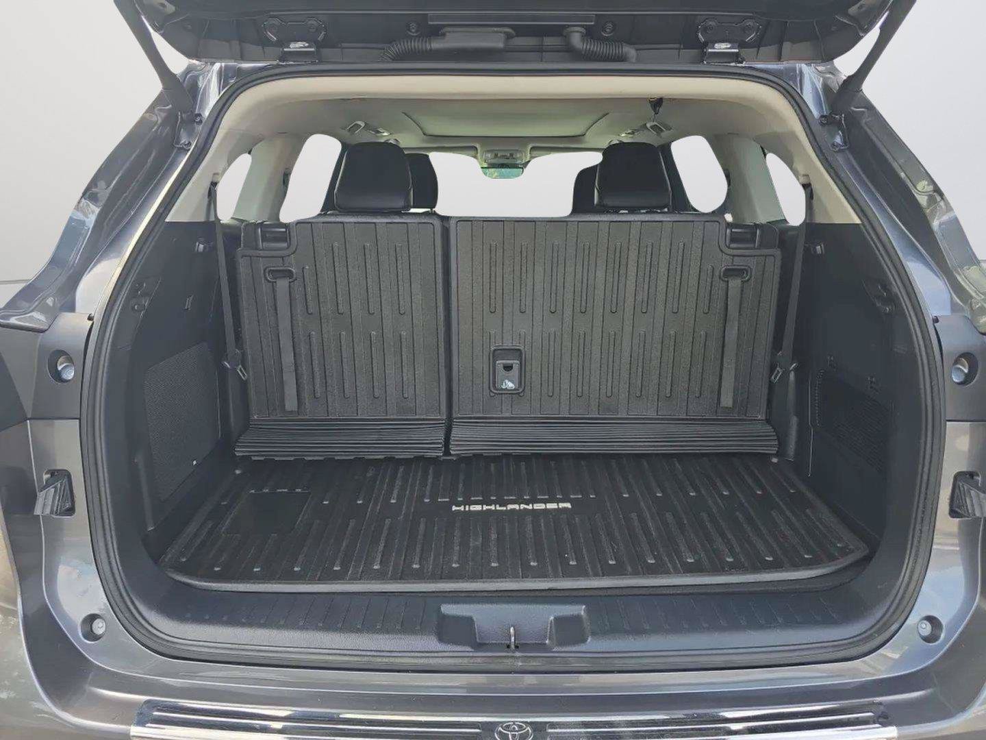 Used 2024 Toyota Highlander Platinum AWD/4WD image 16