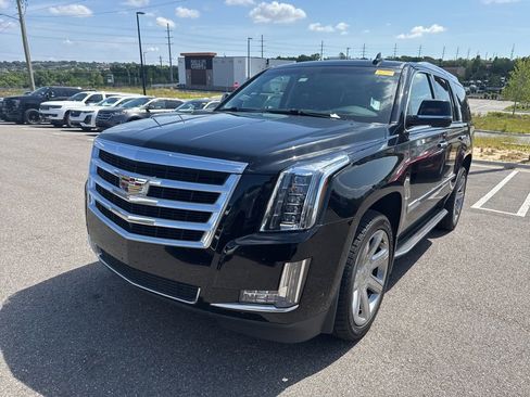 Used 2018 Cadillac Escalade Luxury RWD image 5