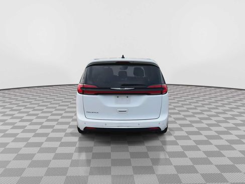 Used 2023 Chrysler Pacifica Touring-L FWD image 7