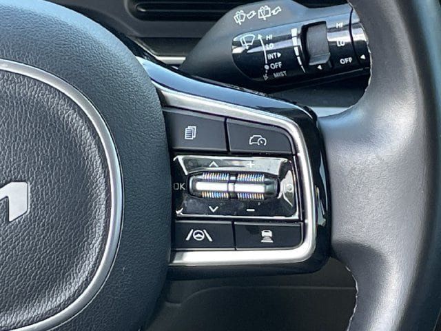 Used 2025 Kia Carnival FWD image 13