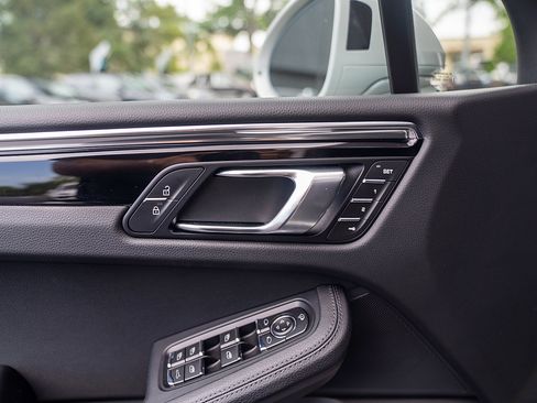Used 2026 Porsche Macan AWD/4WD image 17