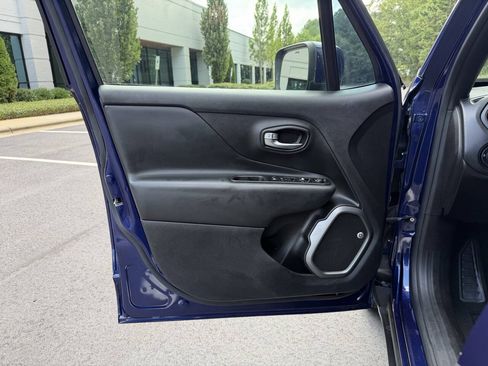 Used 2019 Jeep Renegade Limited w/ Quick Order Package 22P FWD image 10