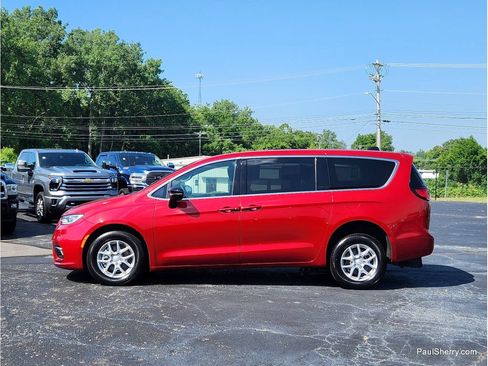 Used 2025 Chrysler Pacifica Select FWD image 16