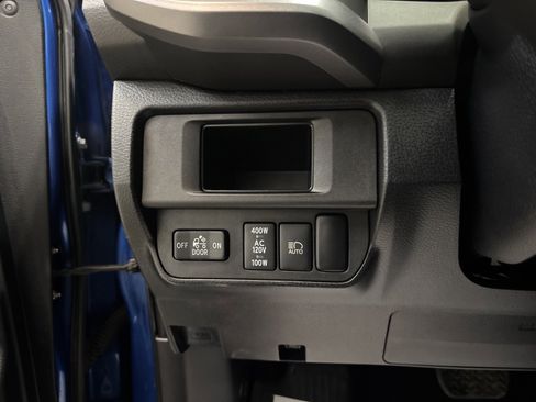 Used 2018 Toyota Tacoma TRD Sport image 16