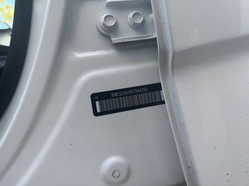 Used 2025 Kia Soul LX w/ LX Technology Package FWD image 27