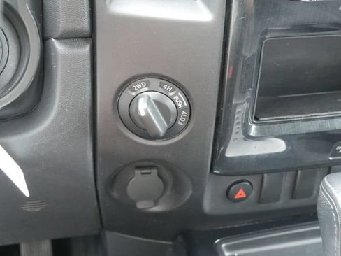 Used 2015 Nissan Titan SV w/ SV Value Truck Package AWD/4WD image 20