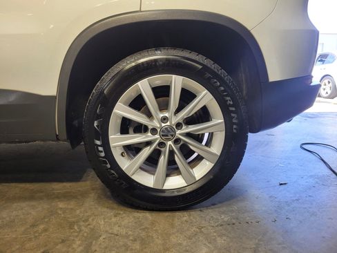 Used 2017 Volkswagen Tiguan Limited w/ Premium Package image 38