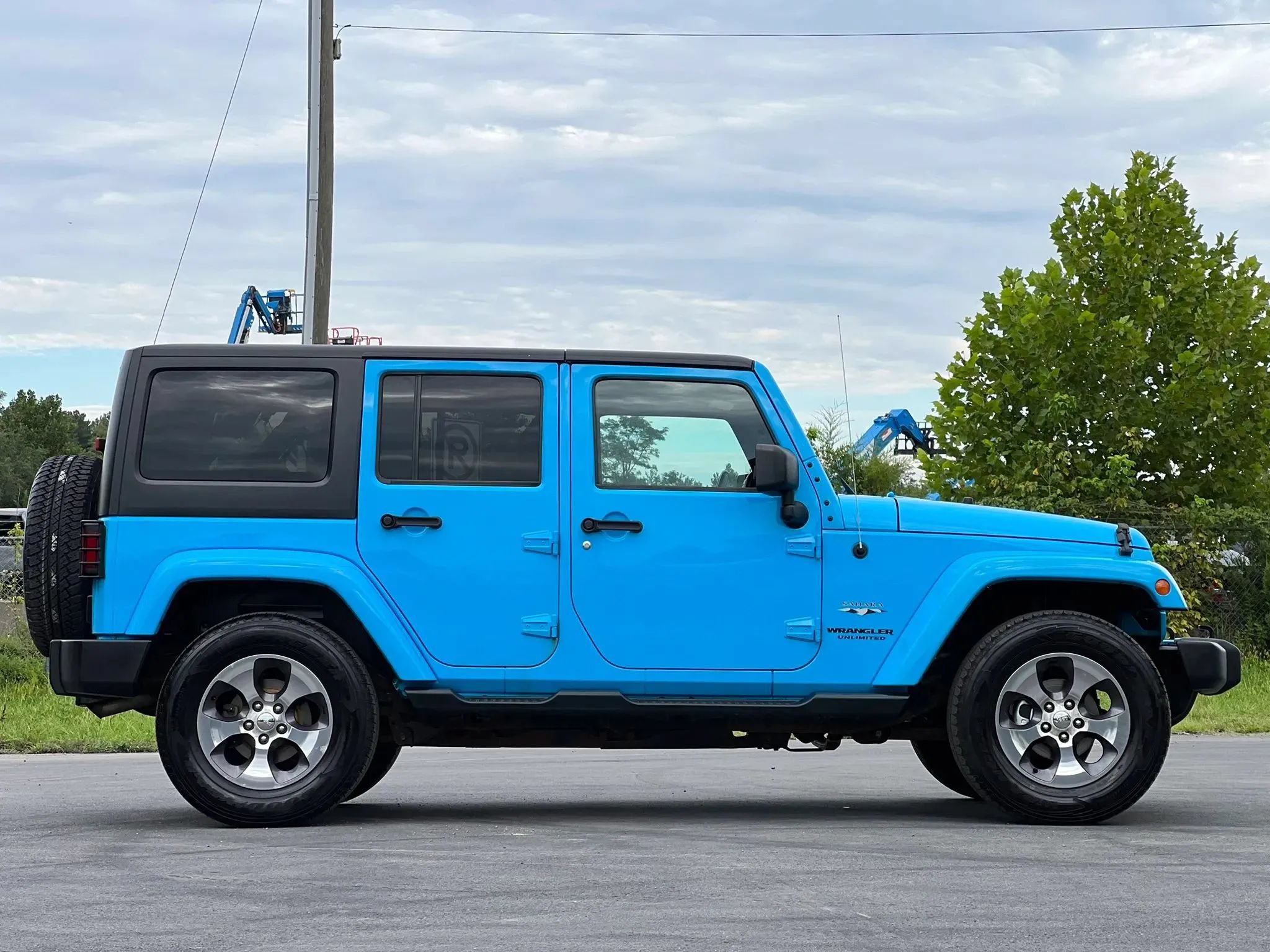 Used 2017 Jeep Wrangler Unlimited Sahara w/ Max Tow Package AWD/4WD image 6