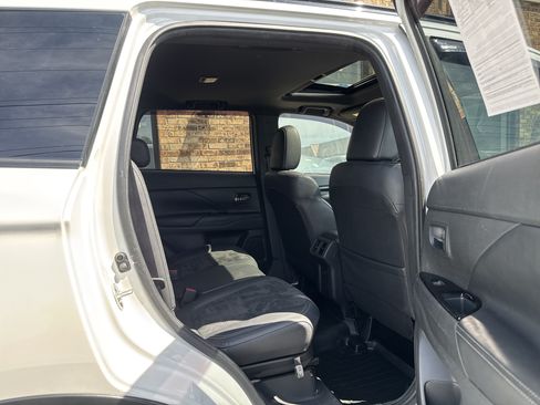 Used 2019 Mitsubishi Outlander LE AWD/4WD image 14