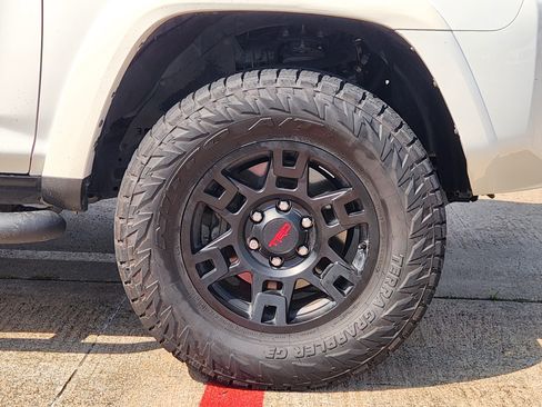 Used 2022 Toyota 4Runner SR5 Premium w/ Moonroof Package RWD image 7