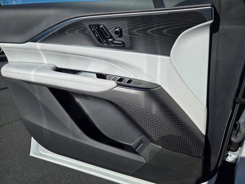 Used 2025 Cadillac Lyriq Luxury image 15
