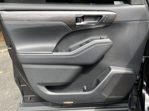 Used 2022 Toyota Highlander Platinum FWD image 15