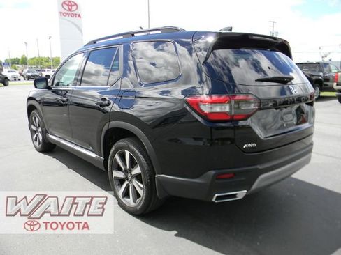 Used 2023 Honda Pilot Touring image 4