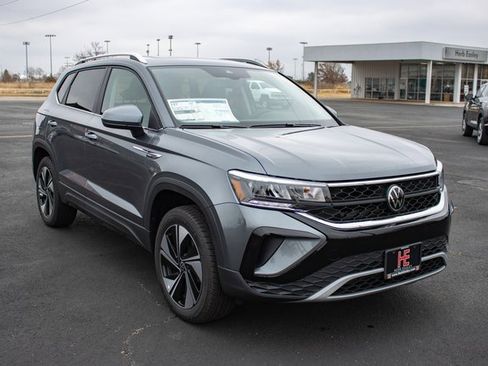 Used 2024 Volkswagen Taos SE image 1