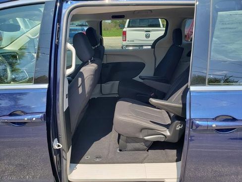 Used 2017 Chrysler Pacifica Touring FWD image 12