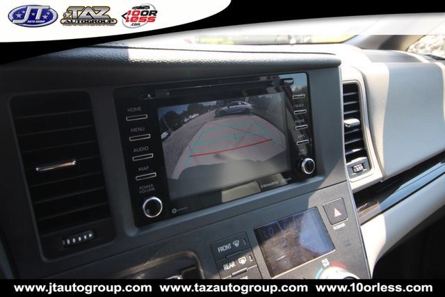 Used 2018 Toyota Sienna XLE Premium w/ Carpet Mat Package FWD image 24