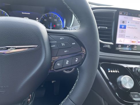 New 2025 Chrysler Pacifica Limited FWD image 18