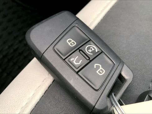 Used 2025 Volkswagen Taos SE image 15