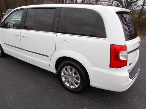 Used 2016 Chrysler Town & Country Touring image 5