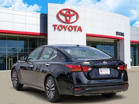 Used 2024 Nissan Altima 2.5 SV FWD image 3