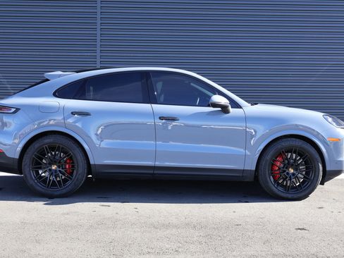 Used 2025 Porsche Cayenne S image 8