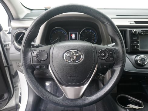 Used 2018 Toyota RAV4 LE FWD image 15