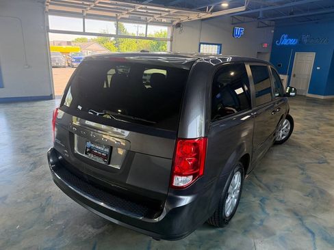 Used 2016 Dodge Grand Caravan SE w/ Quick Order Package 29E SE FWD image 2
