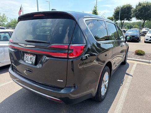 Used 2023 Chrysler Pacifica Touring-L AWD/4WD image 5