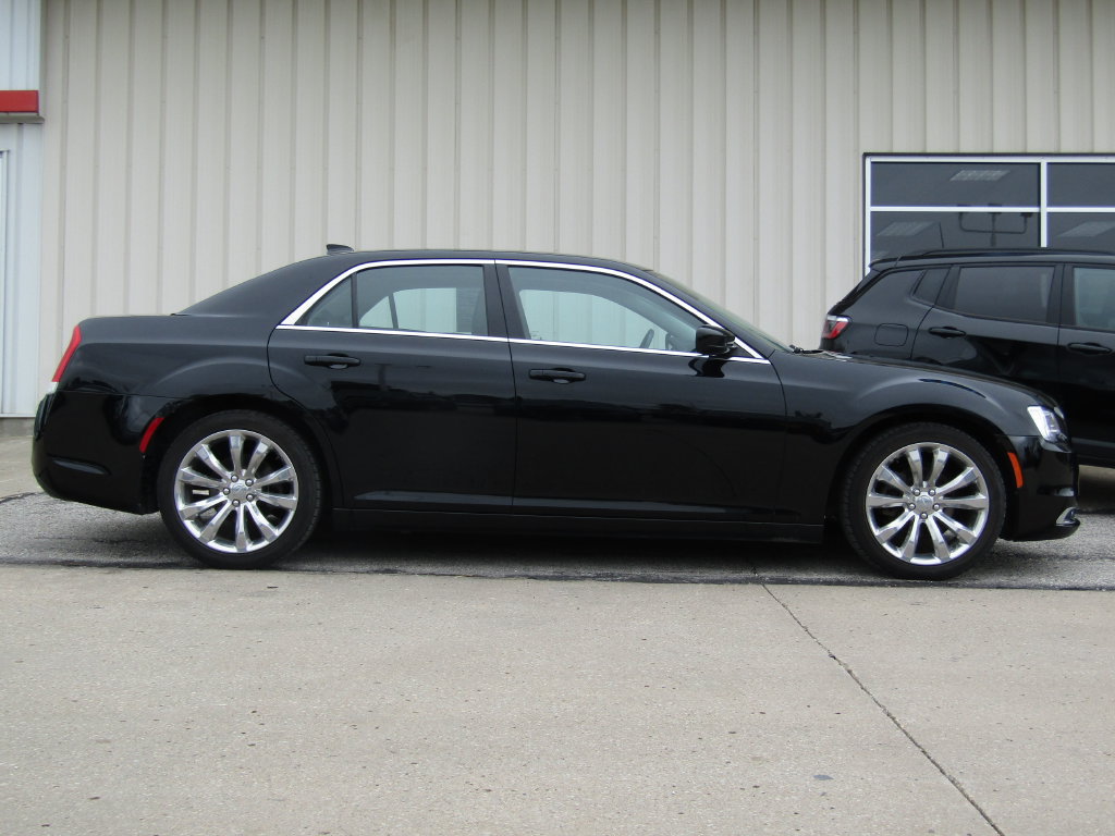 Used 2017 Chrysler 300 Limited RWD image 2