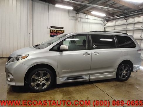 Used 2014 Toyota Sienna SE FWD image 5
