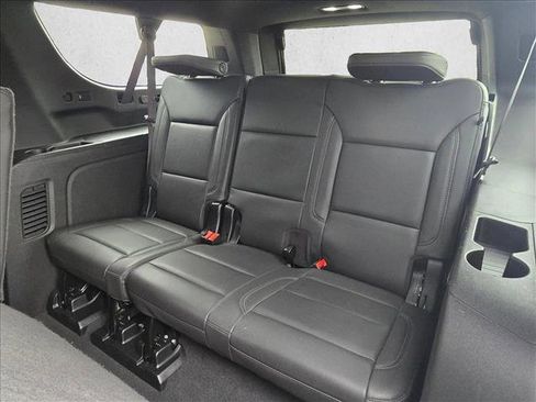 Used 2024 Chevrolet Suburban LT w/ Luxury Package RWD image 19