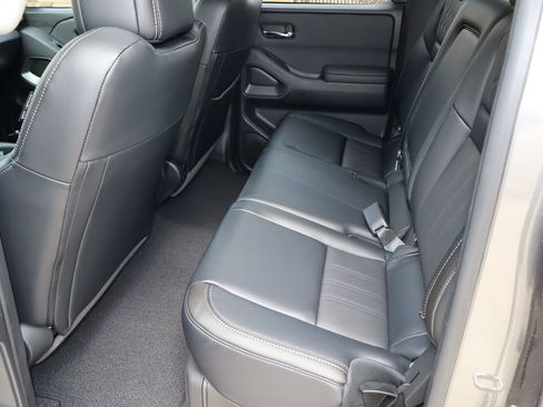 Used 2023 Nissan Frontier SV w/ SV Premium Package RWD image 7