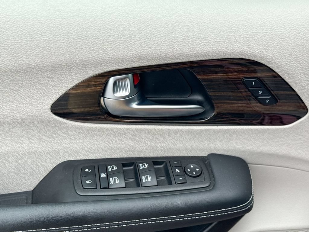 Used 2023 Chrysler Pacifica Limited AWD/4WD image 22