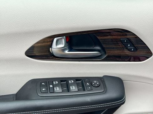Used 2023 Chrysler Pacifica Limited AWD/4WD image 22