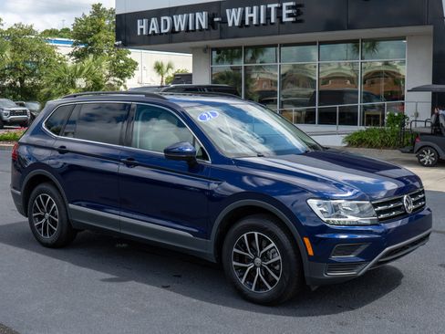 Used 2021 Volkswagen Tiguan SE w/ Panoramic Sunroof Package image 1