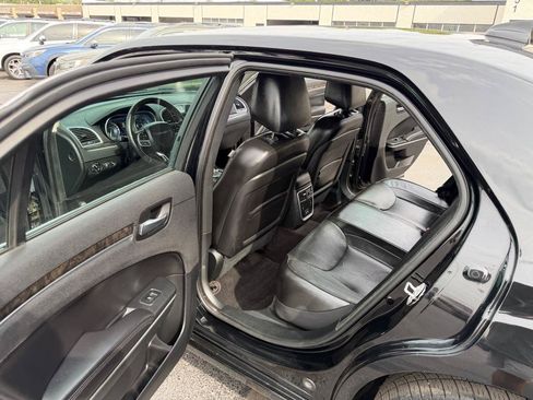 Used 2019 Chrysler 300 Limited RWD image 10