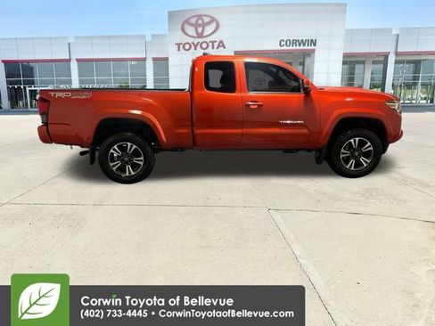 Used 2018 Toyota Tacoma TRD Sport image 9