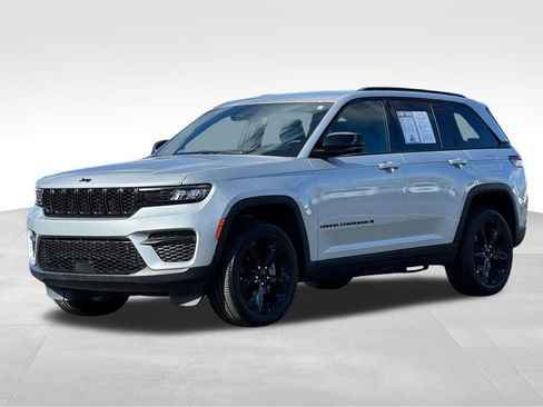 Used 2024 Jeep Grand Cherokee Altitude AWD/4WD image 3